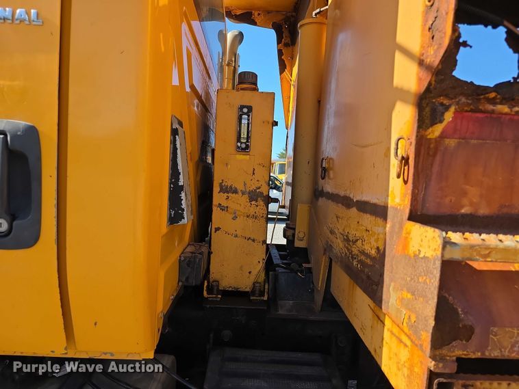 image for item FH6010 2006 International 7400 dump truck