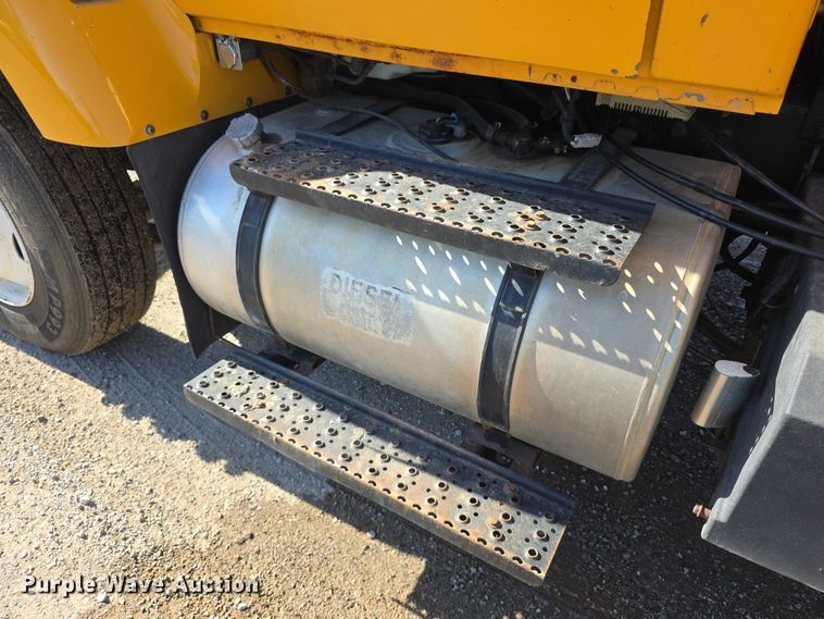 image for item FH6010 2006 International 7400 dump truck