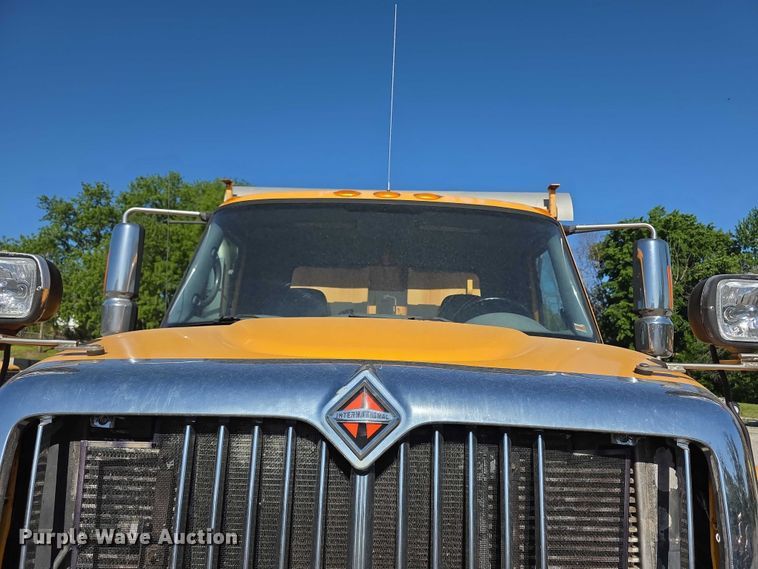 image for item FH6010 2006 International 7400 dump truck