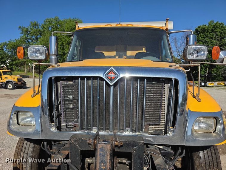 image for item FH6010 2006 International 7400 dump truck