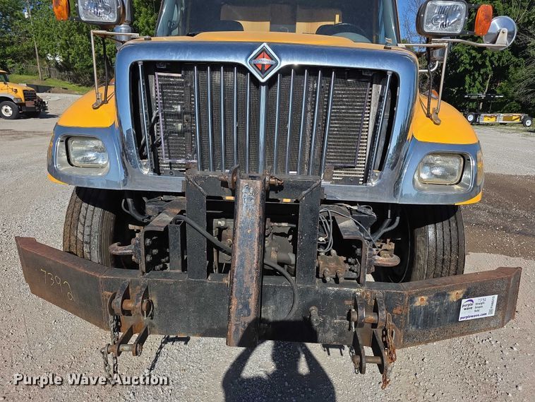 image for item FH6010 2006 International 7400 dump truck
