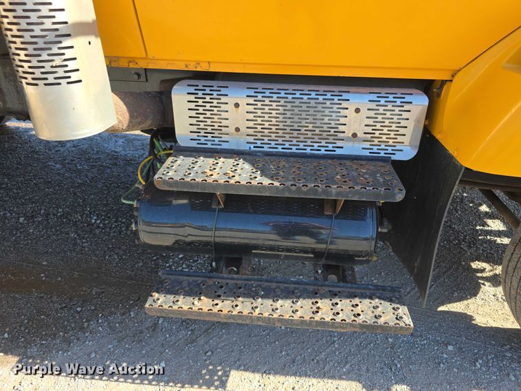 image for item FH6010 2006 International 7400 dump truck