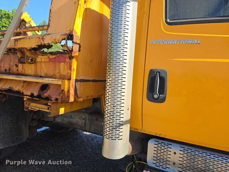 image for item FH6010 2006 International 7400 dump truck