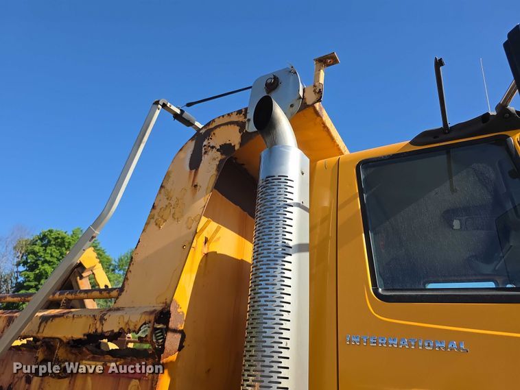 image for item FH6010 2006 International 7400 dump truck