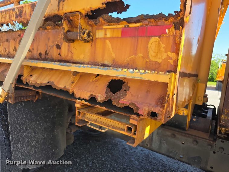 image for item FH6010 2006 International 7400 dump truck