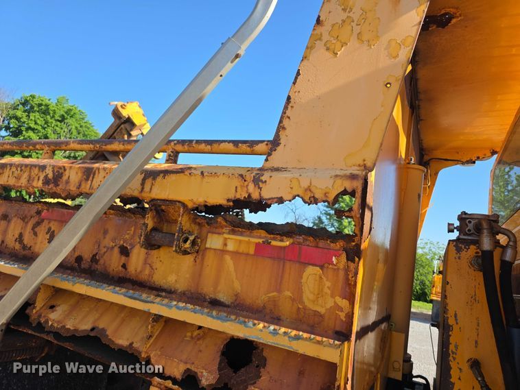 image for item FH6010 2006 International 7400 dump truck