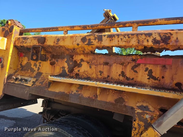 image for item FH6010 2006 International 7400 dump truck