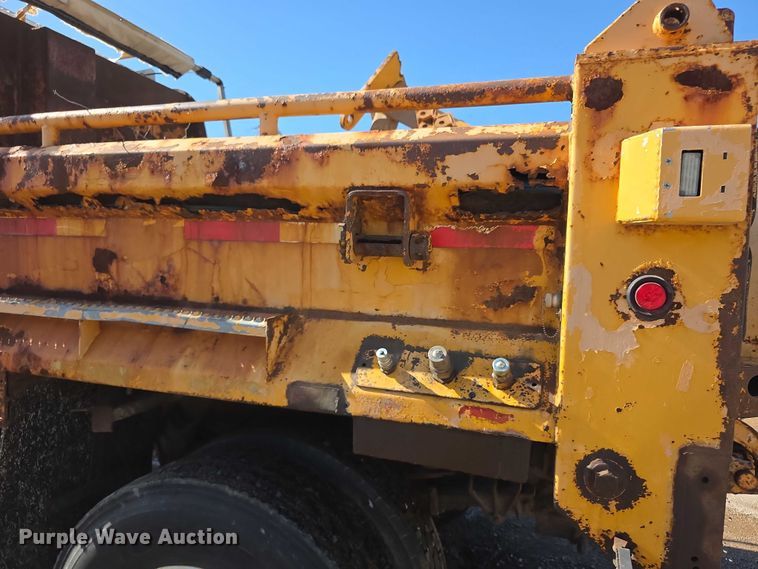 image for item FH6010 2006 International 7400 dump truck