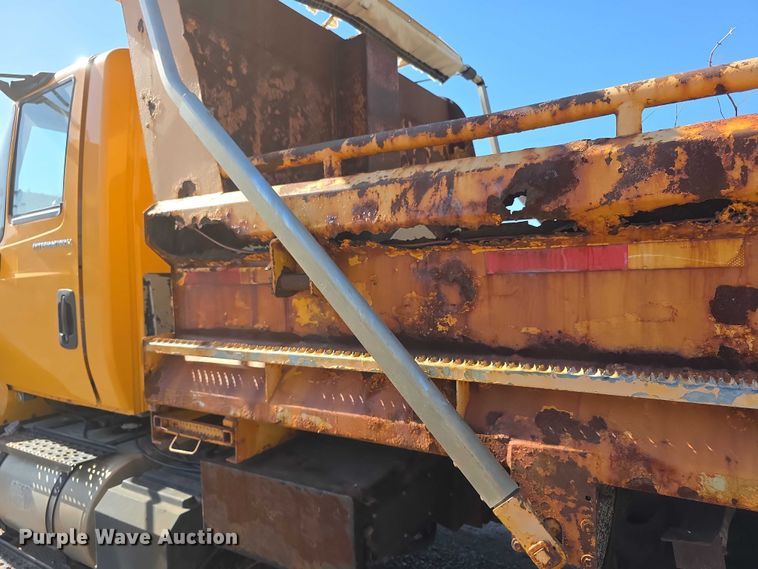 image for item FH6010 2006 International 7400 dump truck