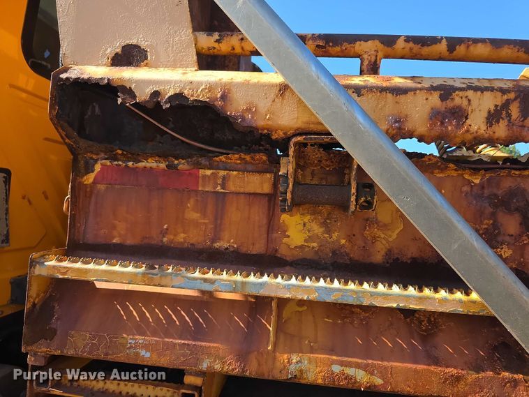 image for item FH6010 2006 International 7400 dump truck