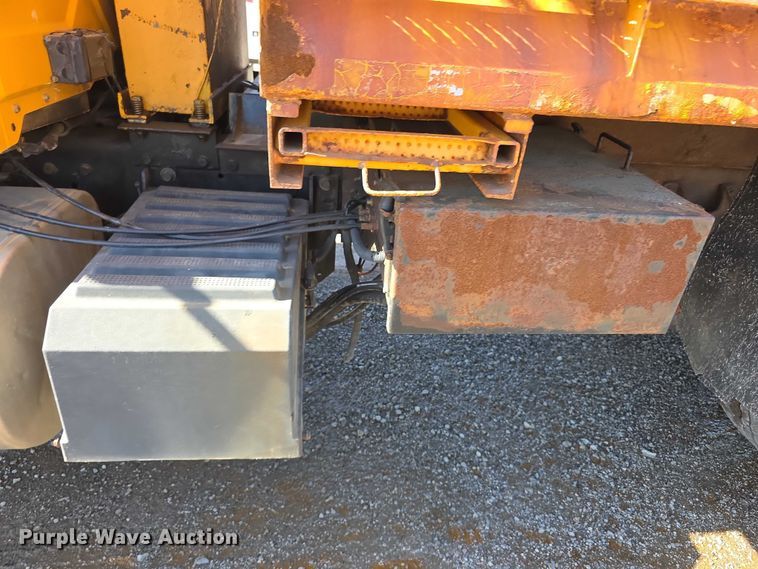 image for item FH6010 2006 International 7400 dump truck