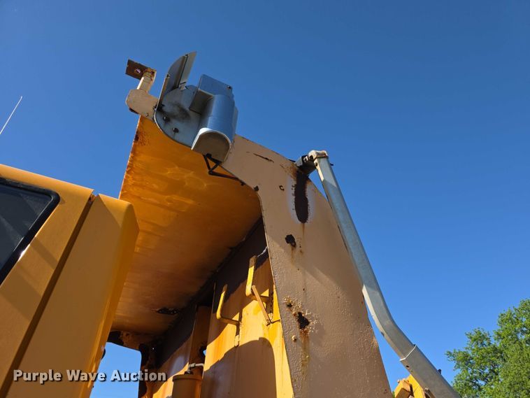 image for item FH6010 2006 International 7400 dump truck