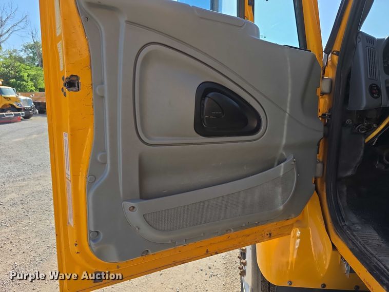 image for item FH6010 2006 International 7400 dump truck