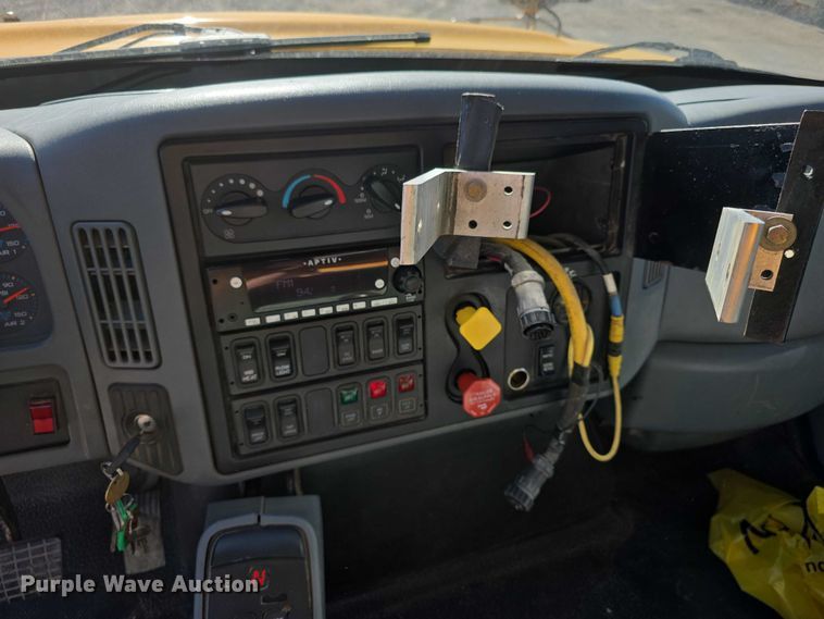 image for item FH6010 2006 International 7400 dump truck