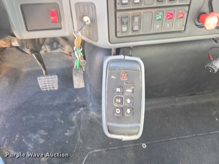 image for item FH6010 2006 International 7400 dump truck