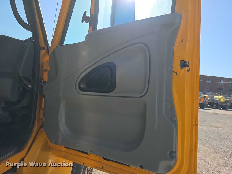 image for item FH6010 2006 International 7400 dump truck