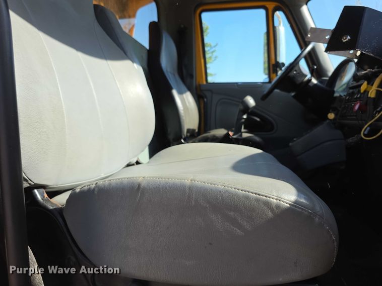 image for item FH6010 2006 International 7400 dump truck