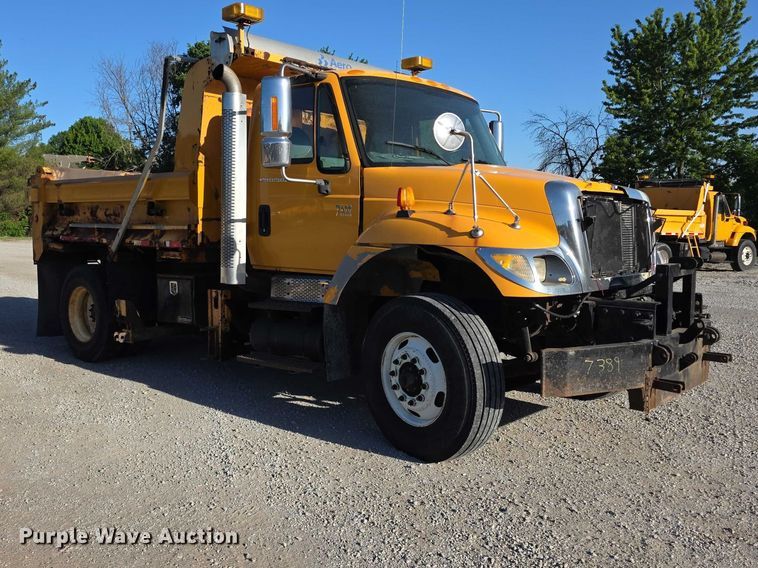 image for item FH6011 2005 International 7400 dump truck
