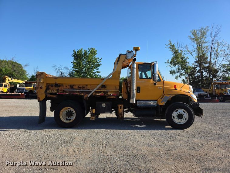image for item FH6011 2005 International 7400 dump truck