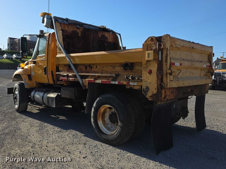 image for item FH6011 2005 International 7400 dump truck