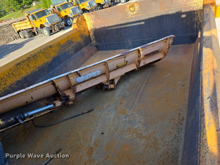image for item FH6011 2005 International 7400 dump truck