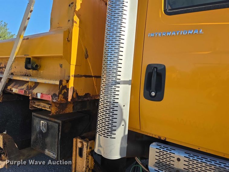 image for item FH6011 2005 International 7400 dump truck