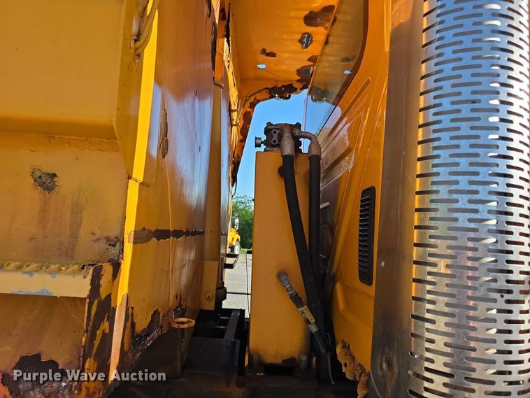 image for item FH6011 2005 International 7400 dump truck