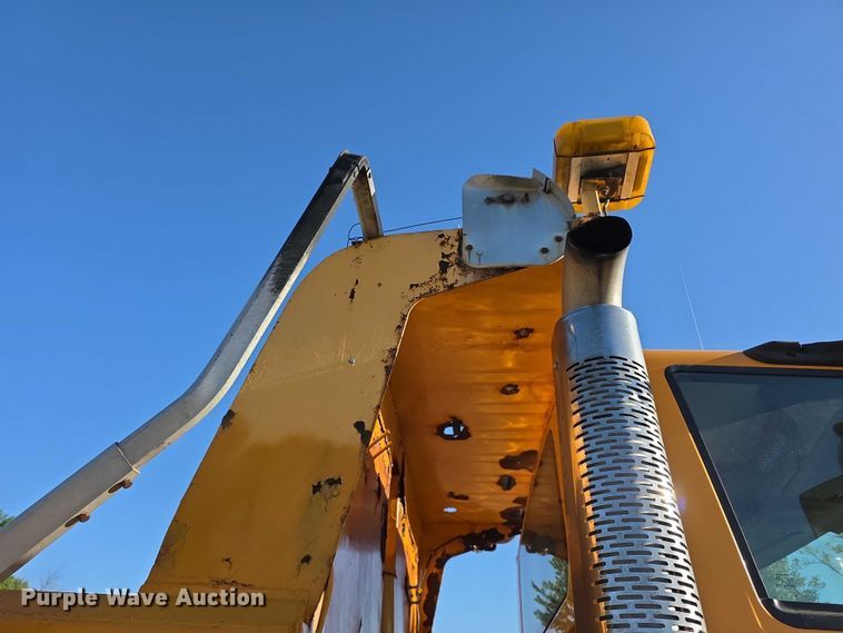 image for item FH6011 2005 International 7400 dump truck