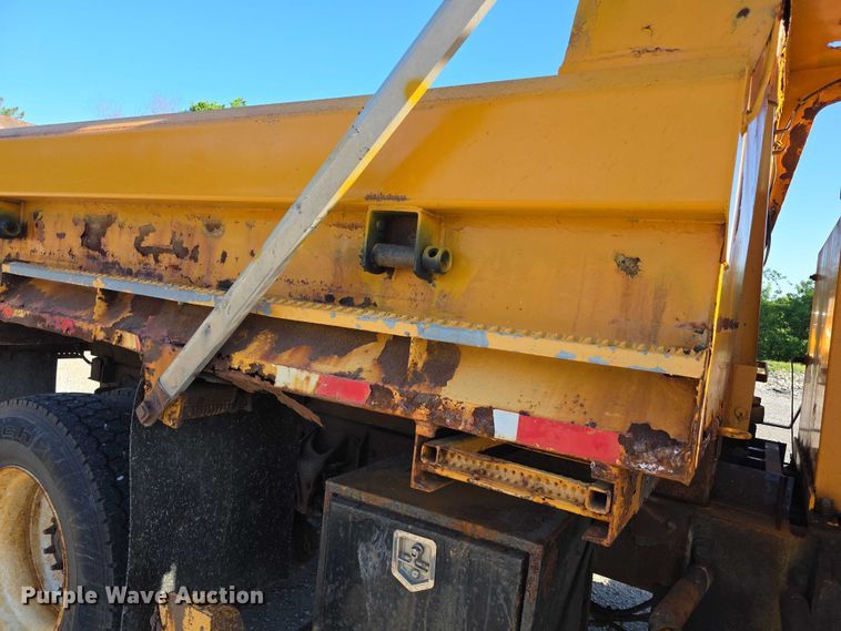 image for item FH6011 2005 International 7400 dump truck