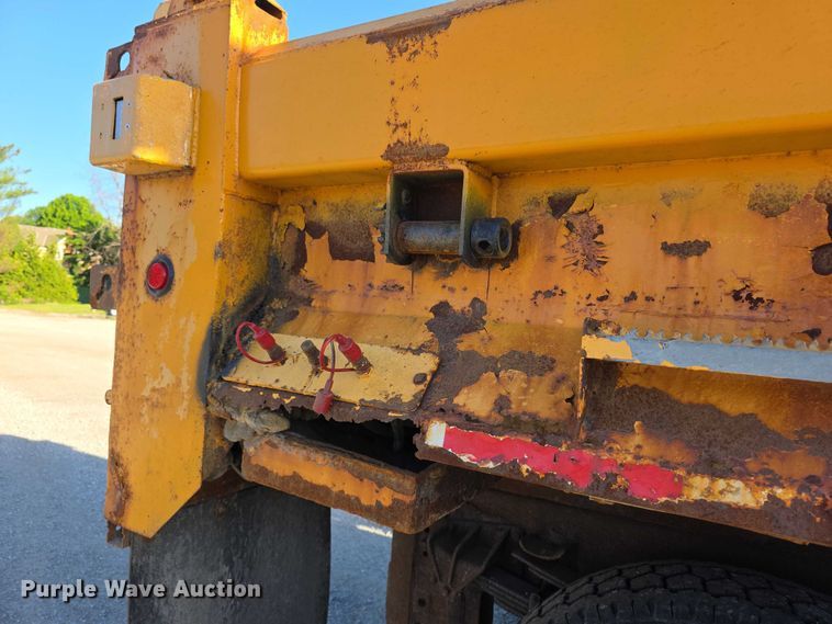 image for item FH6011 2005 International 7400 dump truck
