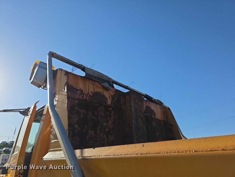image for item FH6011 2005 International 7400 dump truck