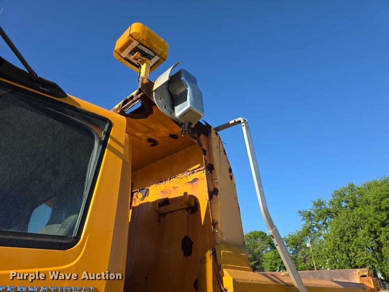 image for item FH6011 2005 International 7400 dump truck
