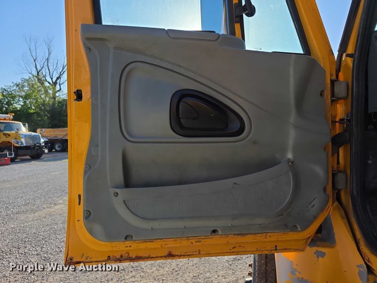 image for item FH6011 2005 International 7400 dump truck