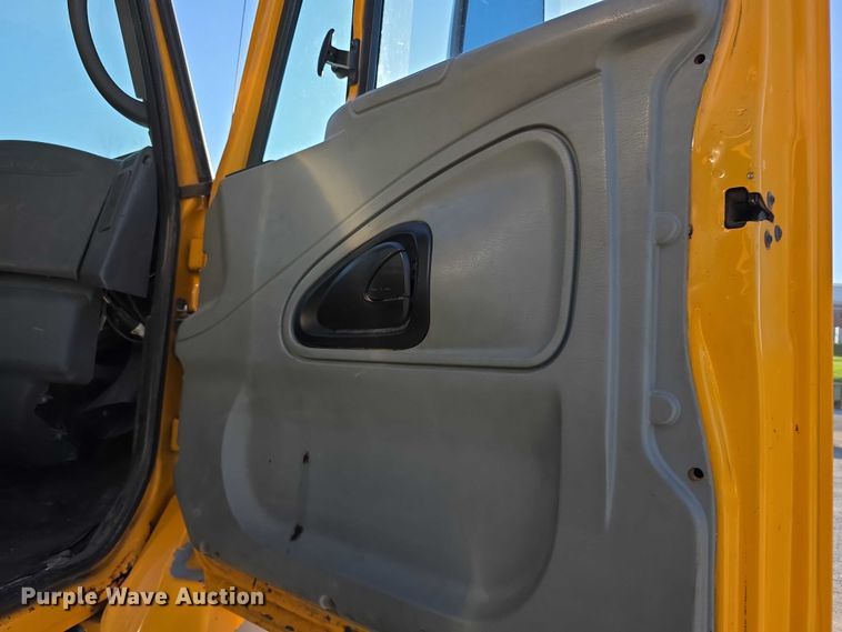 image for item FH6011 2005 International 7400 dump truck