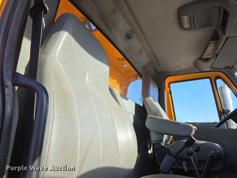 image for item FH6011 2005 International 7400 dump truck