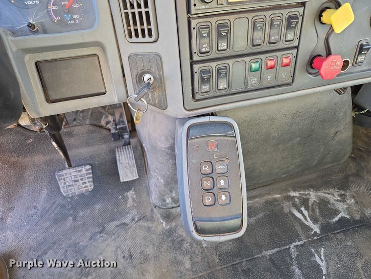 image for item FH6011 2005 International 7400 dump truck