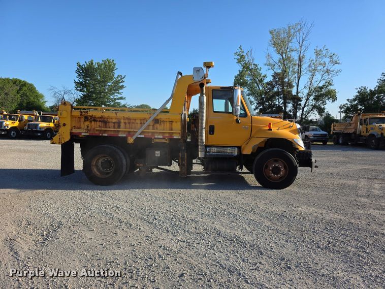 image for item FH6012 2006 International 7400 dump truck