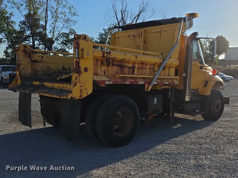 image for item FH6012 2006 International 7400 dump truck
