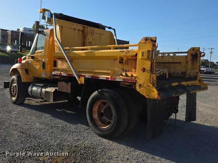 image for item FH6012 2006 International 7400 dump truck