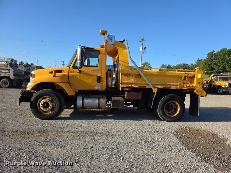 image for item FH6012 2006 International 7400 dump truck