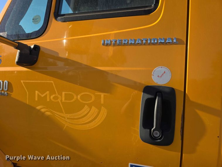 image for item FH6012 2006 International 7400 dump truck