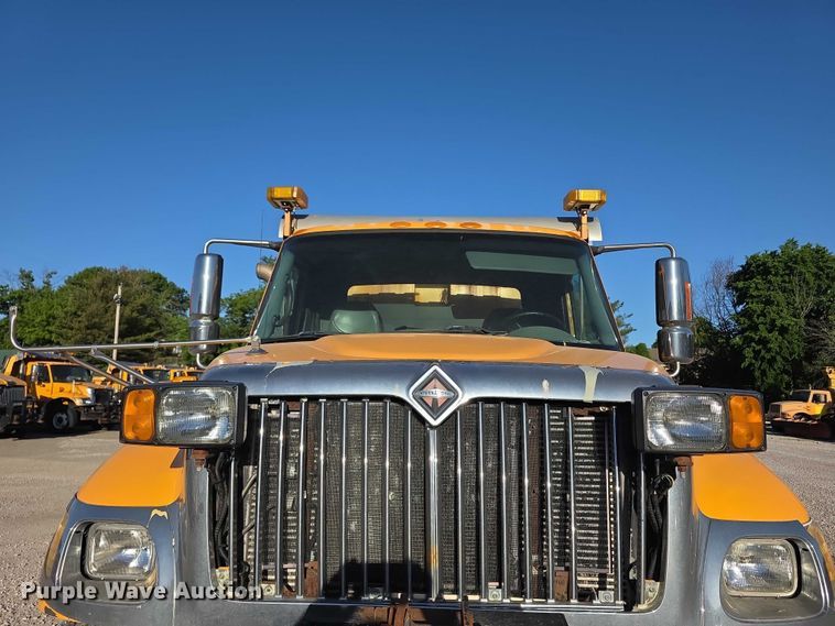 image for item FH6012 2006 International 7400 dump truck