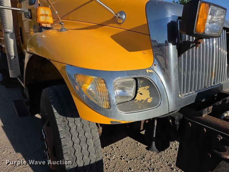 image for item FH6012 2006 International 7400 dump truck