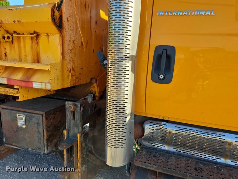 image for item FH6012 2006 International 7400 dump truck