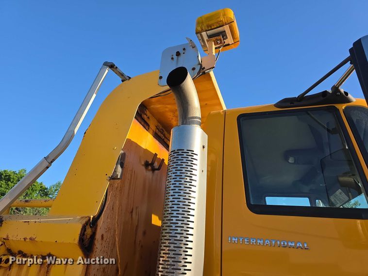 image for item FH6012 2006 International 7400 dump truck
