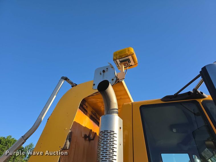 image for item FH6012 2006 International 7400 dump truck