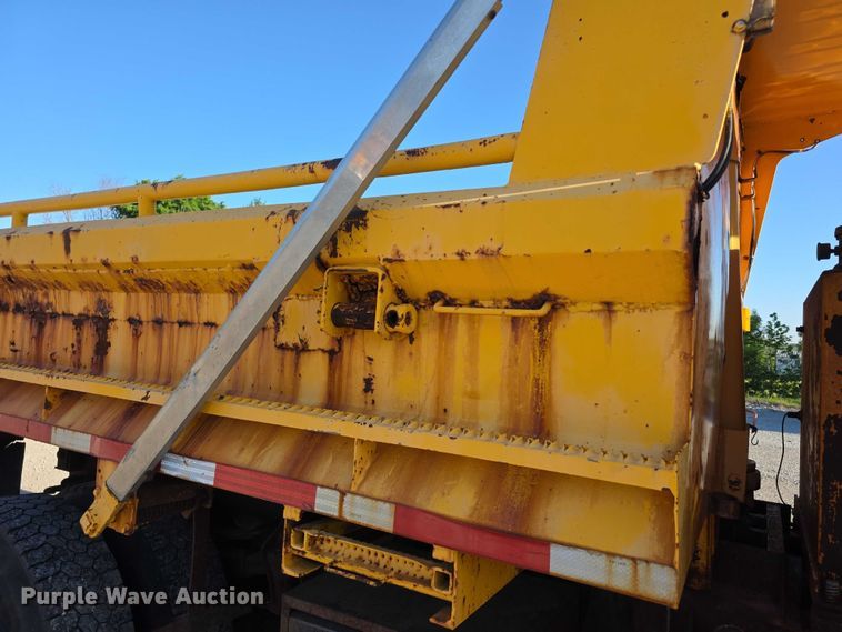 image for item FH6012 2006 International 7400 dump truck