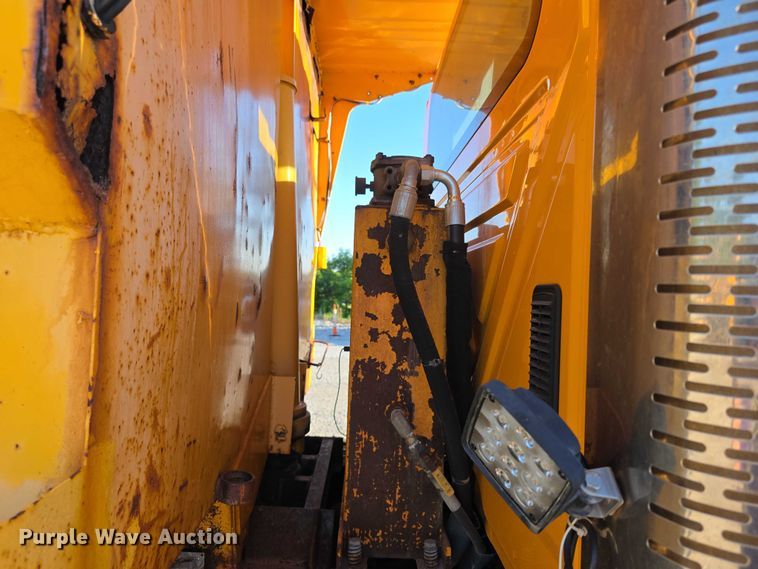 image for item FH6012 2006 International 7400 dump truck