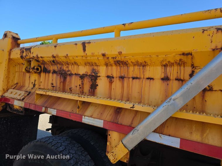 image for item FH6012 2006 International 7400 dump truck