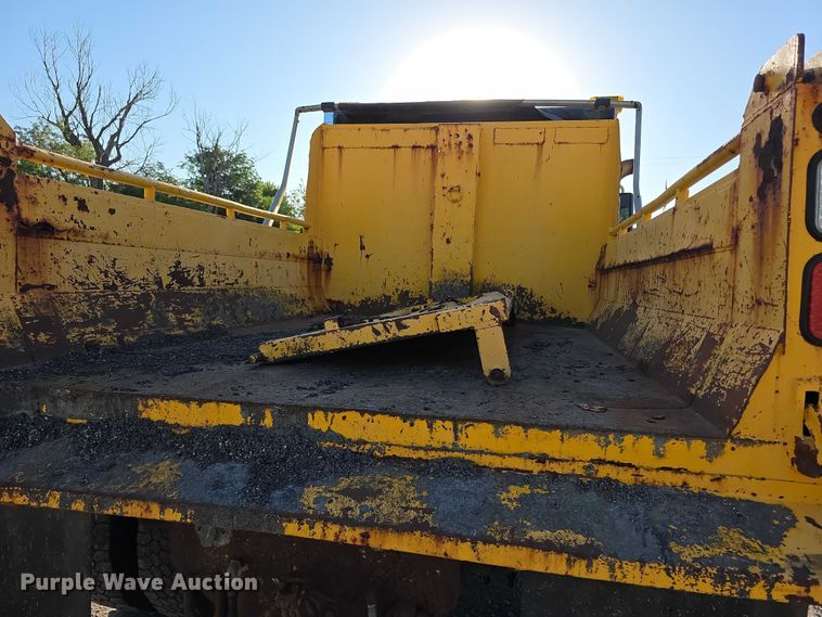 image for item FH6012 2006 International 7400 dump truck